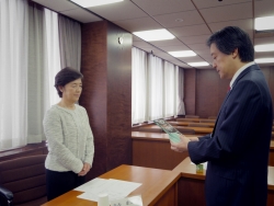 写真:安西様へ表彰楯贈呈
