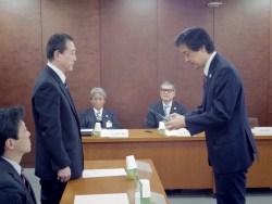 写真:千田様へ表彰楯贈呈