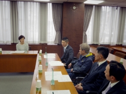 写真:吉住区長と表彰者の皆さんとの懇談