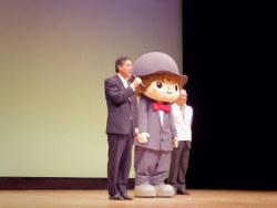 写真:あいさつする吉住区長