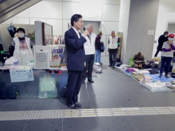 写真:フリーマーケットであいさつする吉住区長