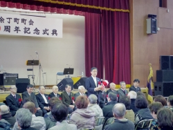 写真:お祝いの言葉を述べる吉住区長