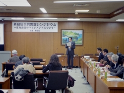 写真:あいさつする企画政策課長