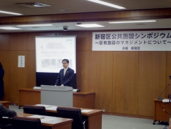写真:あいさつする吉住区長