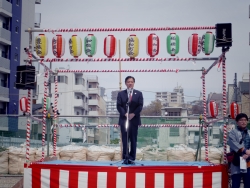 写真:あいさつする吉住区長