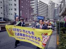 写真:交通安全パレードを先導する吉住区長