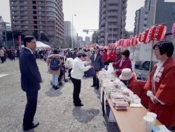 写真:模擬店を視察する吉住区長
