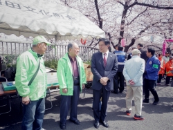 写真:地元町会の皆さんと懇談する吉住区長
