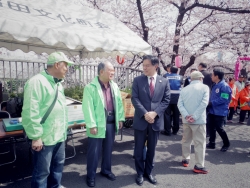 写真：地元町会の皆さんと懇談する吉住区長