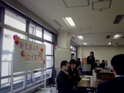 写真:あいさつする手をつなぐ親の会内藤会長