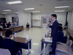 写真:あいさつする吉住区長