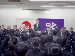 写真:あいさつする吉住区長