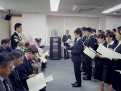 写真:宣誓を行う職員代表