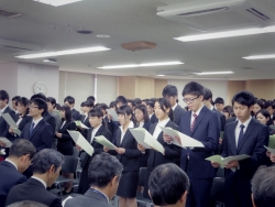 写真:宣誓を全員で復唱