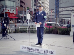 写真:あいさつする津金戸塚警察署長