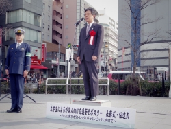 写真:あいさつする吉住区長