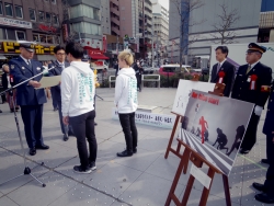写真:表彰状を受け取る早大広告研究会の皆さん