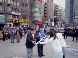 写真：地元の方へポスター贈呈