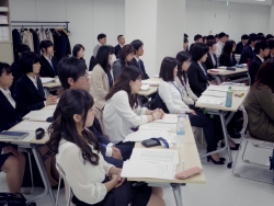 写真:吉住区長の講話を聴く新任職員1
