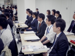 写真:吉住区長の講話を聴く新任職員2