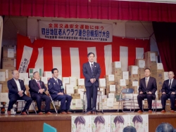 写真:あいさつする吉住区長