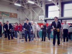 写真:吉住区長も輪投げに挑戦