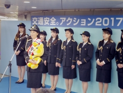 写真:有森也実一日警察署長あいさつ