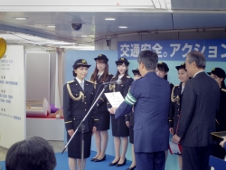 写真:一日警察署長へ委嘱状交付