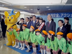 写真:関係者の皆さんで記念撮影