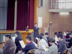 写真:全員で青年教室の歌を斉唱