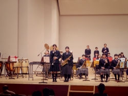 写真：曲の紹介をする落合中と大泉桜学園の生徒