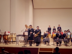 写真:曲の紹介をする落合中と大泉桜学園の生徒