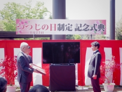 写真:壁画のレプリカ贈呈