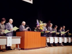写真:信条朗読の様子