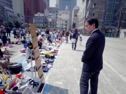 写真:フリーマーケットを視察する吉住区長1