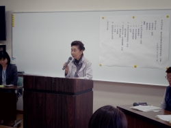 写真:あいさつする鍋島会長