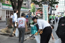 写真:ゴミ拾いをする吉住区長