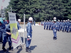 写真：指揮本部へ報告する隊員