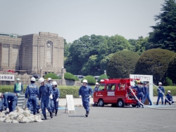 写真:土のう積み上げ訓練の様子