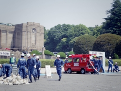 写真：土のう積み上げ訓練の様子