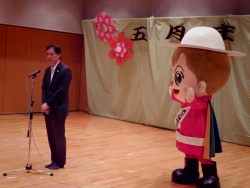 写真:あいさつする吉住区長1