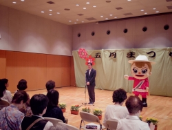 写真:あいさつする吉住区長2