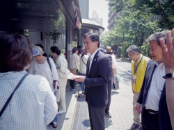 写真：にぎやかな会場を視察する吉住区長