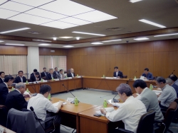 写真:検討会議での議論の様子