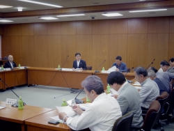 写真:司会進行を務める吉住区長