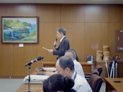 写真:説明する木村健康部副部長