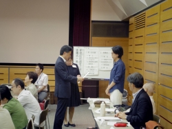写真:委嘱状を交付する吉住区長1