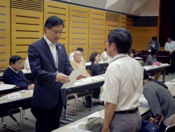 写真:委嘱状を交付する吉住区長2