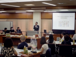 写真:区民討議会の進め方を説明する司会者