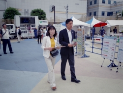 写真:会場内を視察する吉住区長